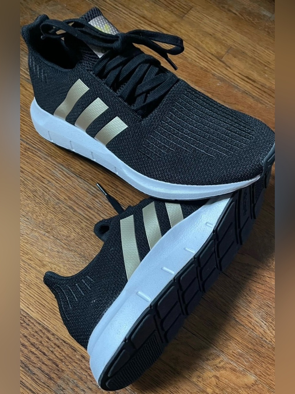 Women’s adidas Swift Run sneakers, size 11